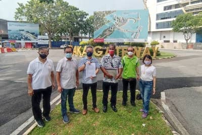 Poay Tiong (tiga dari kanan) menggesa projek Melaka Gateway dihentikan kerana tidak mengemukakan laporan EIA di Pulau Melaka pada Rabu.
