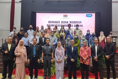 Borhan (empat dari kiri) bersama pihak MPK dan peserta di Bengkel Jejak Warisan Bandaraya Klang di Dewan Hamzah MPK pada Rabu.