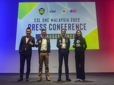 Timbalan Menteri Belia dan Sukan Datuk Seri Ti Lian Ker (dua, kiri) bergambar bersama Penolong Naib Presiden Hiburan dan Acara Genting Malaysia Berhad Roger Ong (kiri), Ketua Pegawai Eksekutif Esports Integrated (ESI) Ahmed Faris Amir (dua, kanan) dan Pengarah Urusan ESL Malaysia Sdn Bhd Caitlin Kang (kanan) pada sidang media Electronic Sports League (ESL) One Malaysia 2022 hari ini. - Foto Bernama.