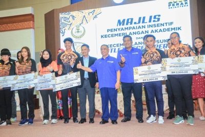 Saarani (tengah) bersama barisan atlet kelahiran Perak sempena Penyampaian Insentif Kecemerlangan Akademik dan Sukan Atlet Negeri Perak di Dewan Serbaguna di Bangunan Perak Darul Ridzuan pada Rabu.