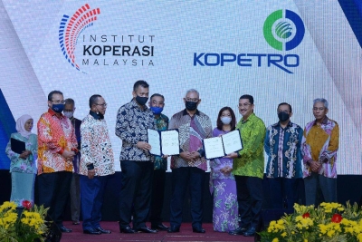 Noh (tengah) menyaksikan sesi pertukaran dokumen MoU antara IKMa dengan Koperasi Kakitangan Petronas Berhad (Kopetro).