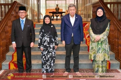 Sultan Selangor, Sultan Sharafuddin Idris Shah (dua dari kanan) berkenan bergambar bersama Zaharah (dua dari kiri) selepas menyampaikan watikah pelantikan di Istana Bukit Kayangan, Shah Alam.