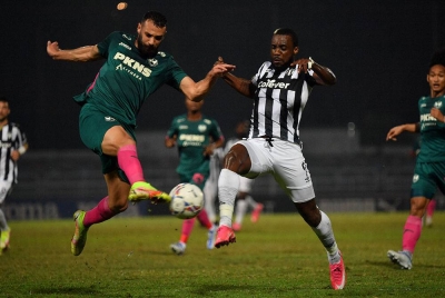 Pemain TFC, Kpah Sean Sherman dihalang pemain Selangor, Yazan Mousa Mahmoud Al-Arab pada perlawanan Liga Super di Stadium Majlis Bandaraya Petaling Jaya pada Rabu. - Foto Bernama