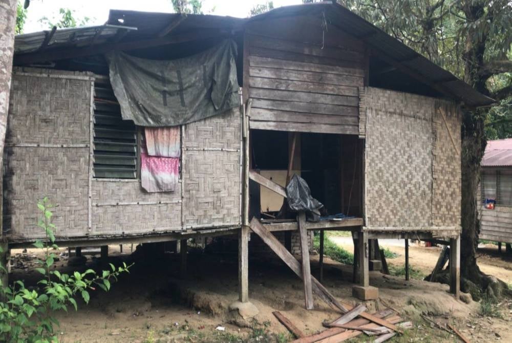 Dinding salah sebuah rumah penduduk terkopak akibat diserang gajah di Satut, Pos Perwor.