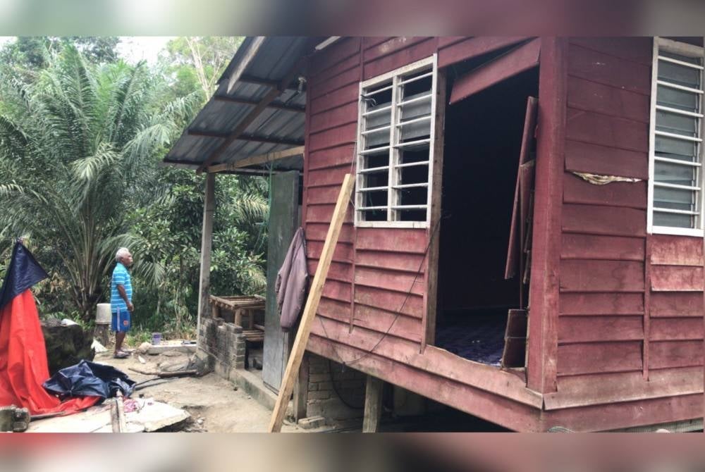 Pintu rumah penduduk musnah diketuk gajah yang memasuki kampung Orang asli, baru-baru ini.