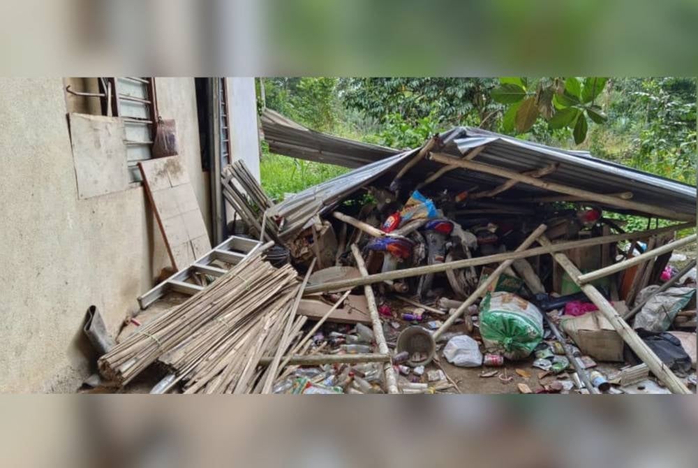 Bangsal belakang rumah Tinah rebah akibat gajah yang memasuki rumahnya.