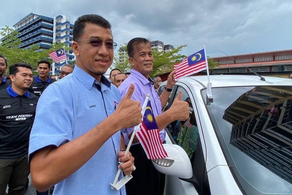 Dr Zaini (kanan) bersama Muhd Nor Aswadi (kiri) pada Majlis Pelancaran Kempen Kibar Jalur Gemilang di Peringkat Wisma Persekutuan di Kota Bharu pada Khamis.