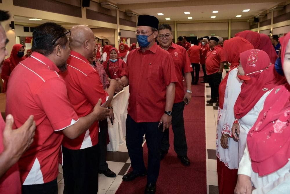 Hasni diiringi Ketua UMNO Bahagian Tebrau Datuk Maulizan Bujang bersalaman dengan ahli UMNO Tebrau ketika hadir pada Perasmian Berkelompok Persidangan UMNO Cawangan-Cawangan Dalam Bahagian Tebrau dan Wancana Jagat Melayu di sebuah hotel malam Rabu.
--fotoBERNAMA(2022) HAK CIPTA TERPELIHARA