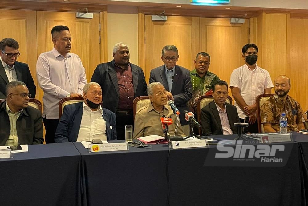 Dr Mahathir (tengah) pada sidang akhbar selepas Mesyuarat Presiden Gerakan Tanah Air di Yayasan Kepimpinan Perdana pada Khamis.