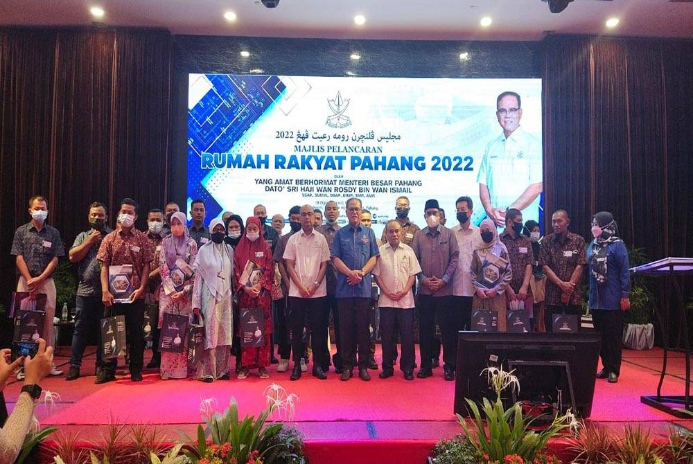 Wan Rosdy (depan, enam dari kiri) bersama sebahagian penerima surat tawaran pada Majlis Pelancaran RRP 2022 dan Penyerahan Surat Tawaran kepada penerima dari 42 DUN Pahang pada Khamis