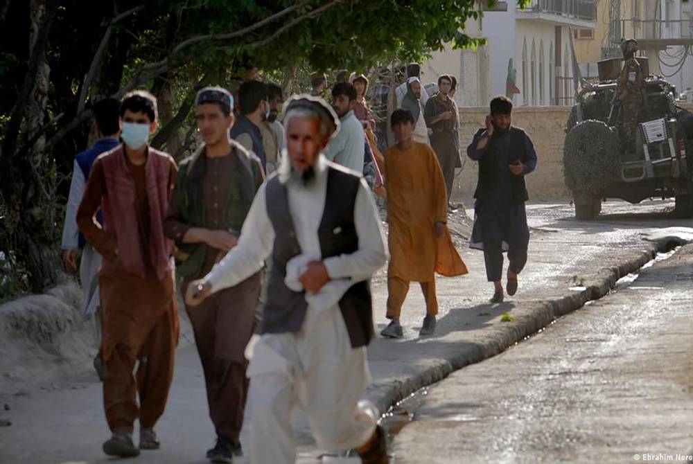 Angka kematian akibat letupan yang melanda sebuah masjid di Kabul meningkat kepada 30 orang. - Foto DW