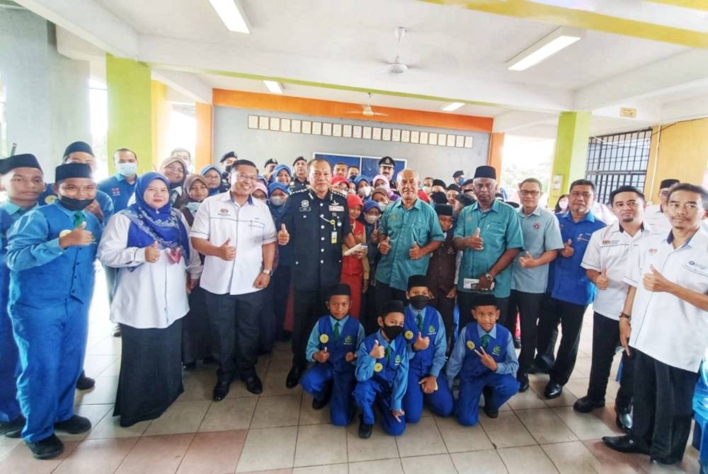 Wan Hassan bergambar bersama pelajar Sekolah Kebangsaan Dato’ Wan Kemara, Zainol Abidin Mohamad selepas pelancaran program Sekolahku Sejahtera serta pelancaran Portal Aduan Buli di Sekolah Kebangsaan Dato’ Wan Kemara, Changlun, di sini pada Khamis.
.