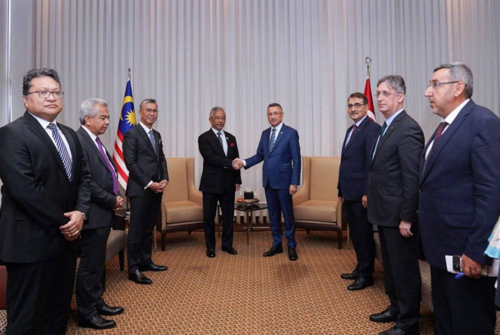 Al-Sultan Abdullah (empat dari kiri) berkenan menerima menghadap Naib Presiden Turkiye, Fuad Oktay sempena Lawatan Negara Seri Paduka ke Turkiye pada Khamis. - Foto Bernama