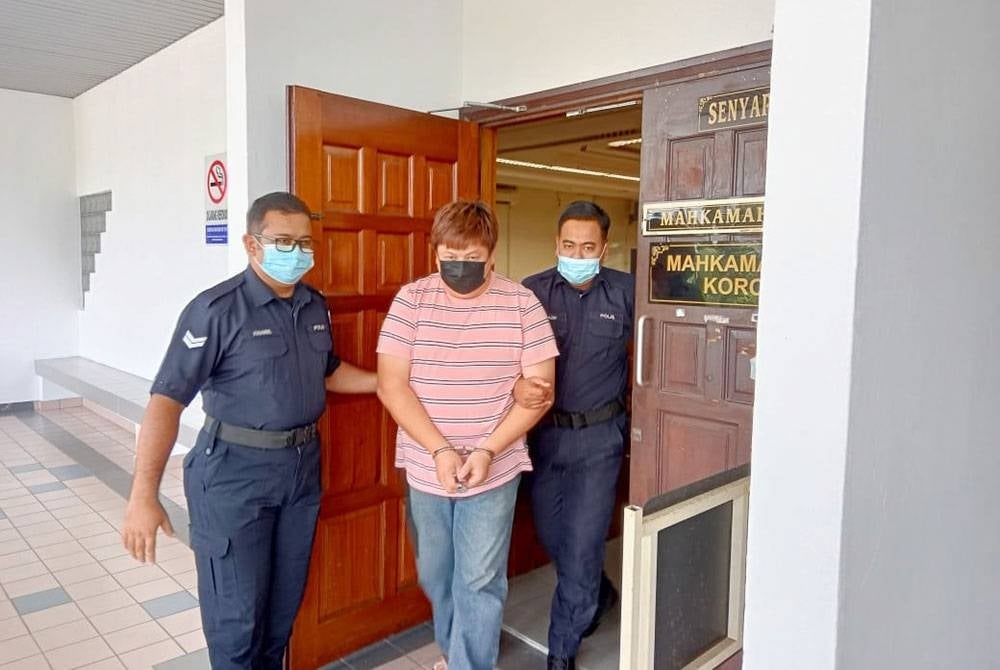 Hang Seng (tengah) ketika dibawa keluar dari Mahkamah Sesyen di sini, pada Khamis.