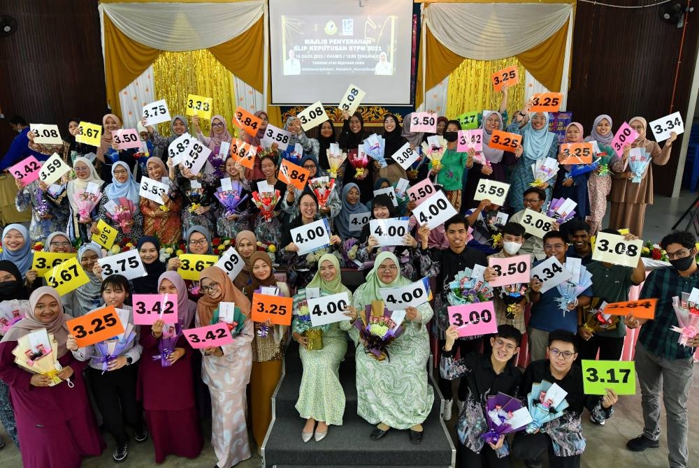 Pelajar Sekolah Menengah Kebangsaan Sultan Ismail, Kemaman gembira setelah berjaya memperoleh keputusan cemerlang dalam peperiksaan Sijil Tinggi Persekolahan Malaysia (STPM) semasa ditemui di sini hari ini.