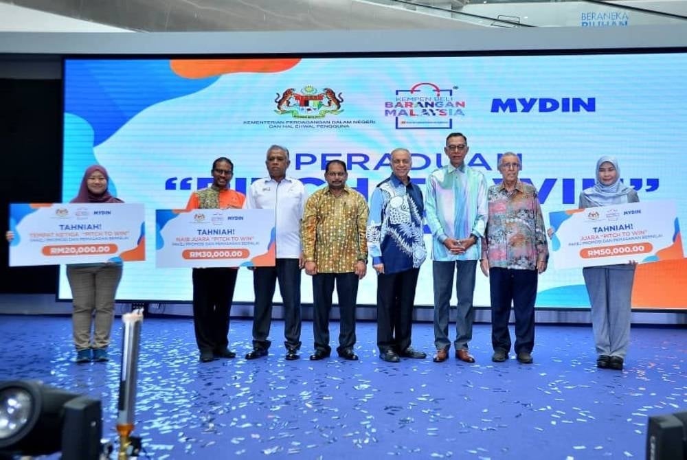 Ameer (lima dari kiri), Rosol (tiga dari kanan) dan Pengarah Eksekutif Mydin, Datuk Murad Ali Mydin Mohamed (dua dari kanan) bersama pemenang peraduan 'Pitch to Win'.