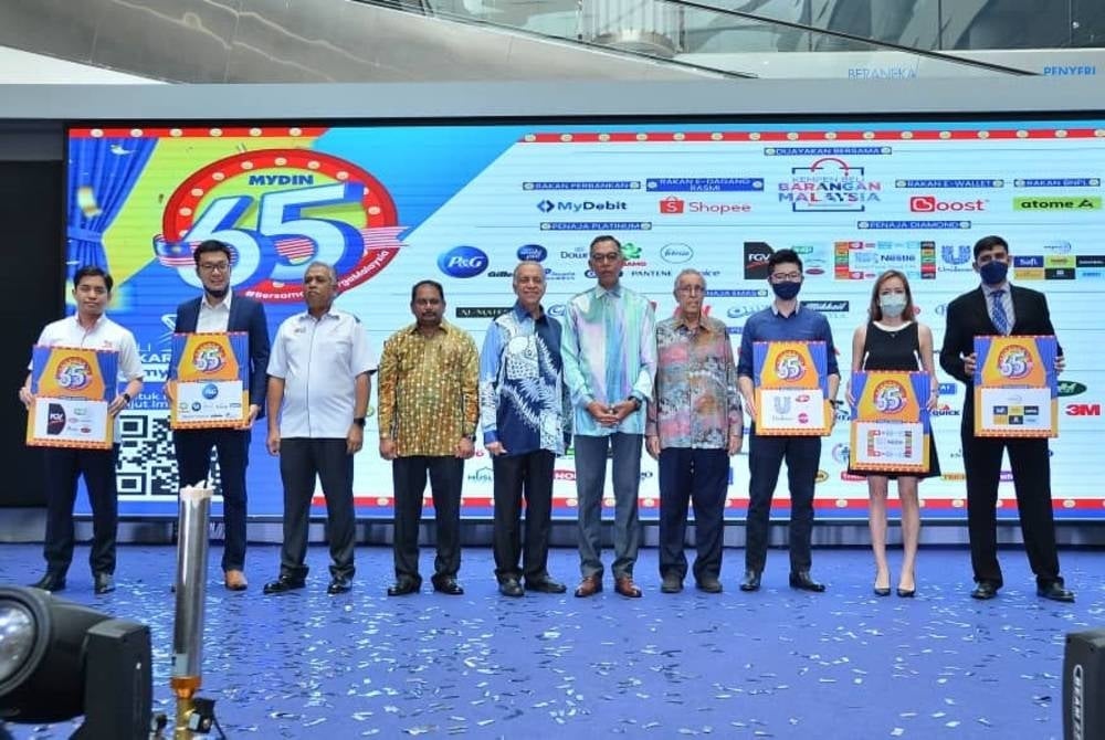 Ameer (lima dari kiri), Rosol (enam dari kiri) dan Murad Ali (empat dari kanan) bersama rakan strategiknya.