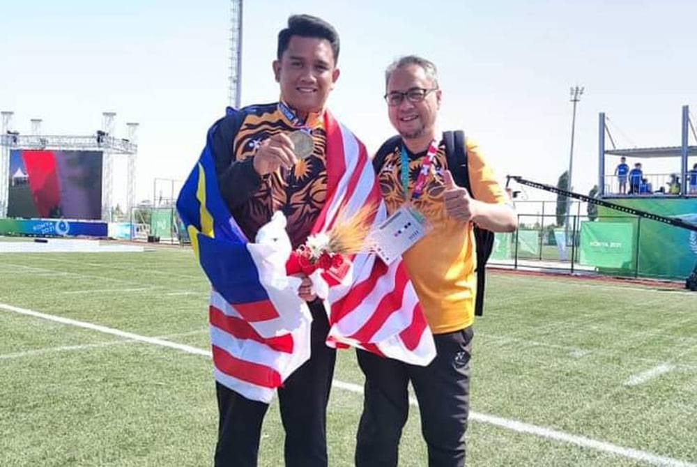 Juwaidi (kiri) meraih pingat emas setelah mengungguli acara individu compound di hari terakhir Sukan Perpaduan Islam Konya, Turkiye pada Khamis.Foto FB Majlis Sukan Negara.