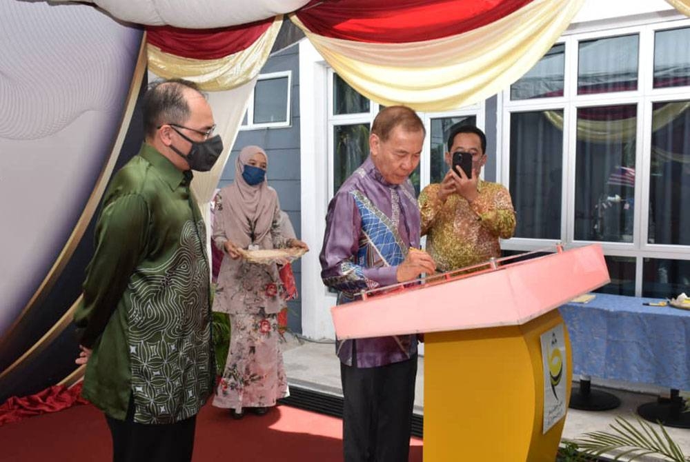 Annuar menandatangani plak simbolik merasmikan Pusat Hemodialisis Waqaf Perak Ar-Ridzuan (WPAR) di Manjung. - Foto ihsan MAIPk