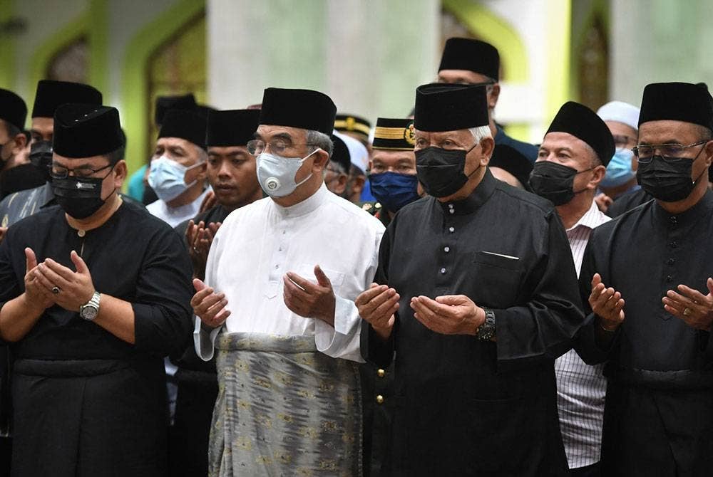 Bekas Yang Dipertua Negeri Melaka Keenam Tun Dr Mohd Khalil Yaakob (dua, kanan) mengaminkan doa selepas menunaikan solat sunat jenazah isteri beliau Toh Puan Zurina Kassim sebelum disemadikan di Makam Pahlawan Masjid Al-Azim dekat Bukit Palah hari ini.