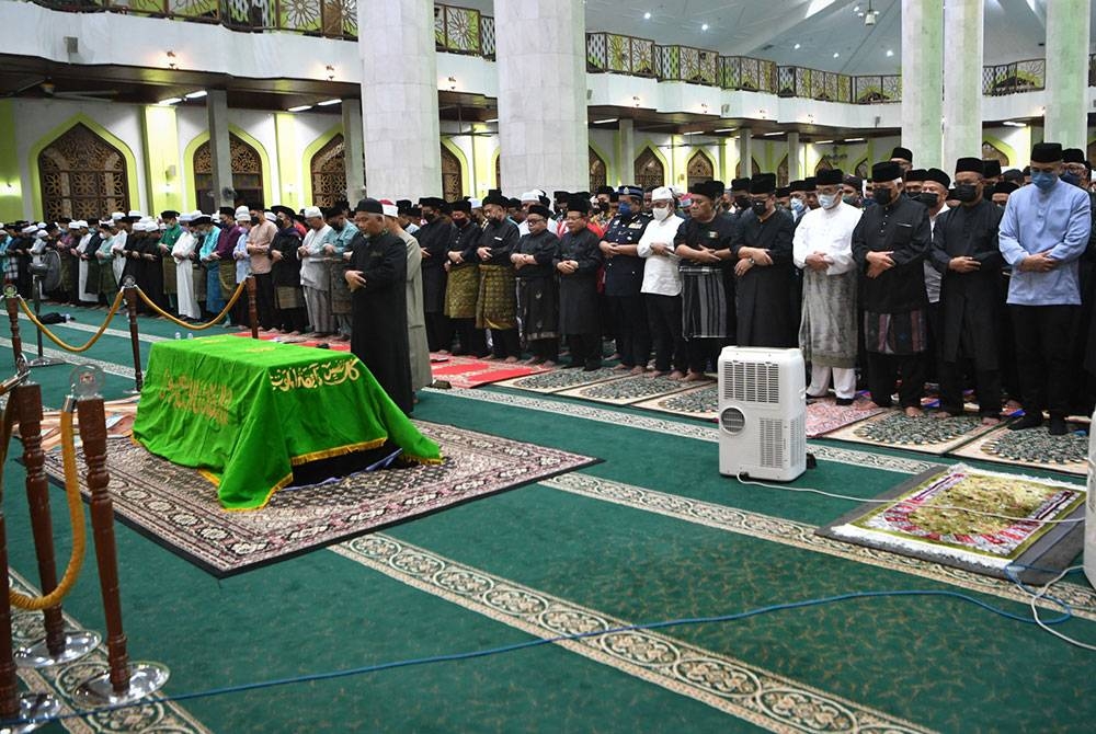 Bekas Yang Dipertua Negeri Melaka Keenam Tun Dr Mohd Khalil Yaakob (tiga, kanan) menunaikan solat sunat jenazah Isterinya Toh Puan Zurina Kassim sebelum disemadikan di Makam Pahlawan Masjid Al-Azim dekat Bukit Palah hari ini. 