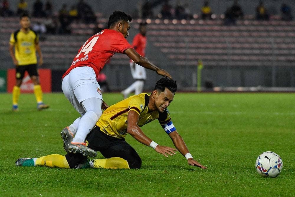 Pemain Negeri Sembilan FC, Mohamad Zaquan Adha Abd Radzak (kanan) diasak oleh pemain KL City FC, Muhammad Akram Mahinan (kiri) pada Perlawanan Bola Sepak Liga Super Malaysia 2022 di Stadium Bola Sepak Kuala Lumpur, Cheras malam ini. - Foto Bernama