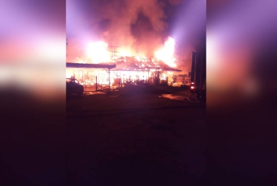 Empat keluarga hilang tempat tinggala pabila deretan lima rumah musnah terbakar dalam kejadian di Kampar pada Khamis. - Foto Ihsan JBPM Perak