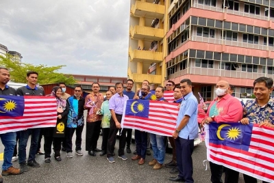 Muhd Nor Aswadi (tiga dari kanan) bersama Dr Zaini (tujuh dari kiri) semasa Majlis Pelancaran Kempen Kibar Jalur Gemilang di Peringkat Wisma Persekutuan di Kota Bharu pada Khamis.