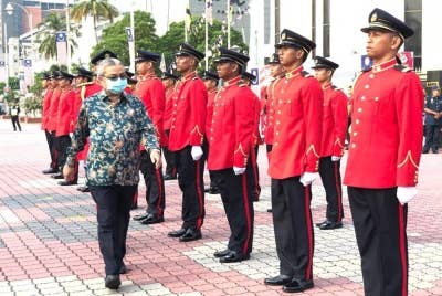 Rumaizi ketika melakukan pemeriksaan perbarisan sempena program Kibar Jalur Gemilang Peringkat MBI di Persiaran Bandaraya pada Khamis.