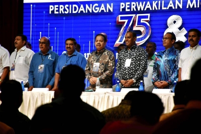 Vigneswaran (tengah) dan Timbalannya M Saravanan (tiga dari kanan) pada Persidangan Perwakilan MIC Negeri Melaka pada malam Rabu. - Foto Bernama