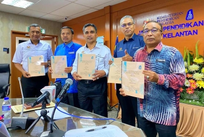 Mohd Zin (tengah) semasa Majlis Pengumuman Keputusan Peperiksaan STPM Tahun 2021 di Jabatan Pendidikan Negeri Kelantan, Kota Bharu pada Khamis