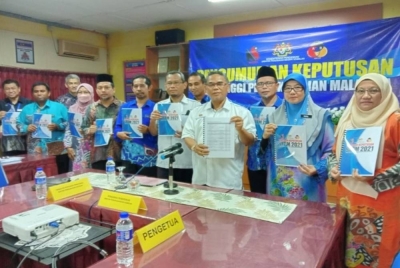 Md Fiah (empat kanan) menunjukkan keputusan STPM 2021 Negeri Sembilan.
