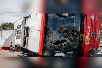 Keadaan bas yang kemalangan di wilayah Azilal, Maghribi.