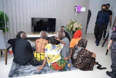 Seramai 10 wanita dari benua Afrika ditahan imigresen dalam serbuan di sebuah kondominium di Cyberjaya, pada Rabu.