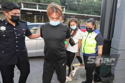 Lelaki warga Singapura dan wanita tempatan dituduh memiliki serta mengedar dadah di Mahkamah Majistret Johor Bahru pada Khamis.