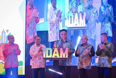 Reezal Merican (tengah) melancarkan iDAM yang dibangunkan KPKT melalui PLANMalaysia di Putrajaya pada Khamis. - Foto Facebook Reezal Merican Naina Merican
