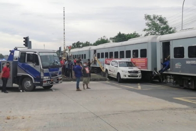 Kemalangan kereta api turut membabitkan sebuah pacuan empat roda serta lori dalam kejadian di Jalan Lintas berhampiran KKIA, Kota Kinabalu pada petang Khamis.