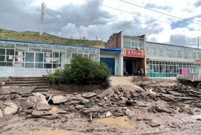Jalan rosak selepas banjir kilat akibat hujan lebat secara tiba-tiba mencetuskan tanah runtuh di daerah Datong, bandar Xining, di China. Foto AFP