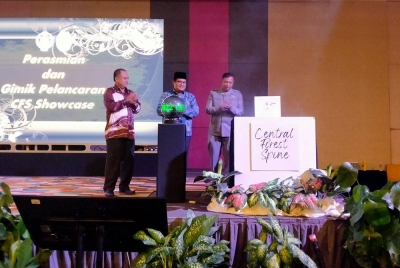 Mohd Akmal (tengah) ketika menyempurnakan perasmian penutup Program Central Forest Spine Showcase Bersama Pemegang-pemegang Taruh Peringkat Negeri Perak di Pusat Konvensyen Casuarina @ Meru, di sini pada Khamis.