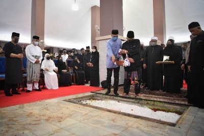  Bekas Yang Dipertua Negeri Melaka Keenam Tun Dr Mohd Khalil Yaakob bersama anak beliau Datuk Mahmud Mohd Khalil menabur bunga mawar di pusara Isterinya Toh Puan Zurina Kassim selepas selamat disemadikan di Makam Pahlawan Masjid Al-Azim dekat Bukit Palah, hari ini. 