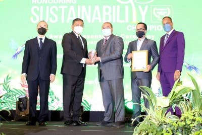 Penyerahan anugerah berkenaan disempurnakan Ketua Setiausaha Kementerian Pembangunan Luar Bandar, Datuk Ramlan Harun kepada Pengurus Jabatan Komunikasi Korporat, Mohamad Ghazali Zainal Abidin yang mewakili YBR.