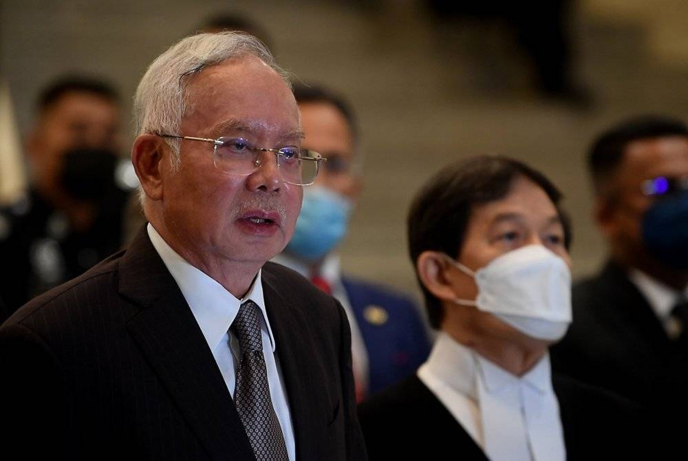 Najib (kiri) ketika mengadakan sidang media selepas sesi perbicaraan rayuan sabitan dan hukuman penjara ke atas beliau berhubung penyelewengan dana SRC International Sdn Bhd pada Khamis. - Foto Bernama