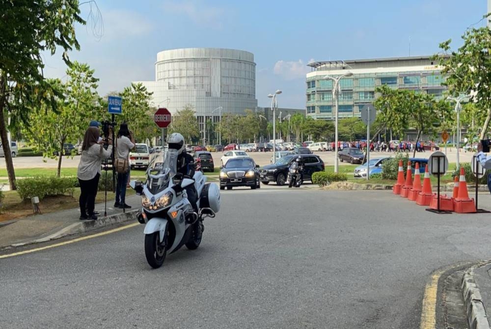 Kenderaan dinaiki Najib tiba di di Mahkamah Persekutuan pada Jumaat.