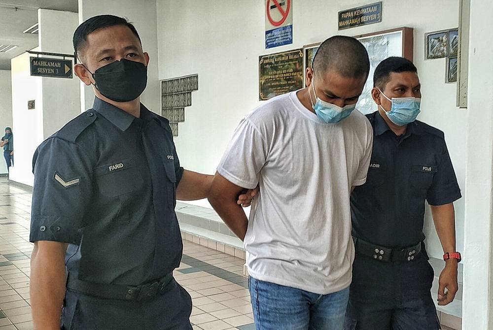 Muhammad Syazwan (dua dari kiri) ketika dibawa keluar dari Mahkamah Sesyen di sini pada Jumaat.