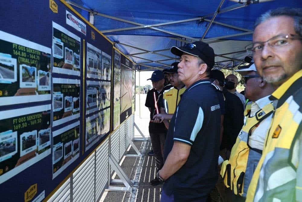 Fadillah (tiga dari kanan) diberi taklimat ringkas berkenaan keadaan jalan Persekutuan di Johor ketika Jelajah FTRoadpedia Zon Selatan 2.0 di Kota Tinggi, pada Jumaat.
