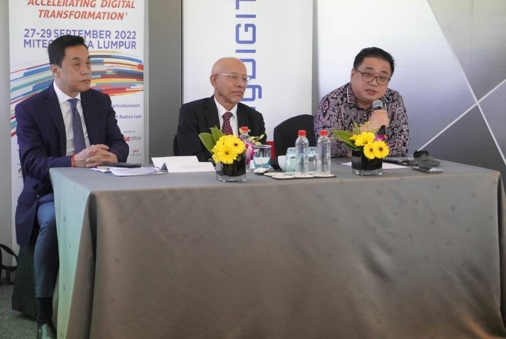 CEO MyDigital Corporation Fabian Bigar (kanan) ketika sidang akhbar mengenai Ekspo dan Forum Negara Pintar 2022, pada Khamis.