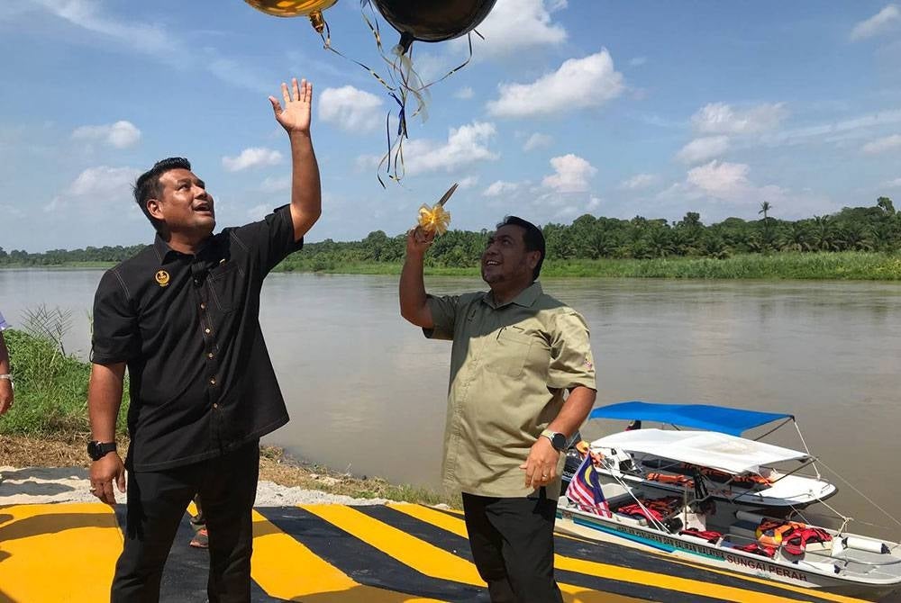 Khairul Shahril (kiri) merasmikan penyerahan landas bot nelayan darat di Lambor Kanan, Bota.