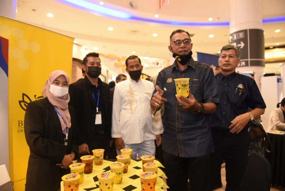 Rosol (dua dari kanan) di salah satu rerurai program PJFB di Aeon Mall Shah Alam pada Jumaat.