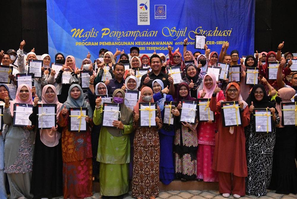 Mohd Shahar (tengah) bergambar bersama peserta pada Majlis Penyampaian Sijil Graduasi Program entrepreneur ECER-SIRIM Zon Terengganu di Taman Tamadun Islam (TTI) pada Jumaat.