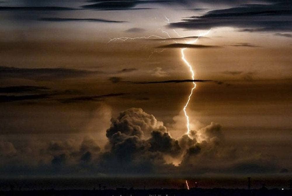 MetMalaysia mengeluarkan amaran ribut petir dan hujan lebat melibatkan lapan negeri dan dua wilayah persekutuan sehingga jam 8 malam, Jumaat. Foto Bernama.